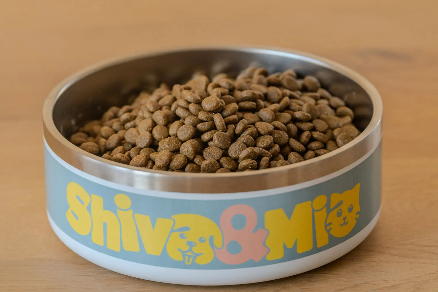 Des croquettes dans une gamelle Shiva & Mia 