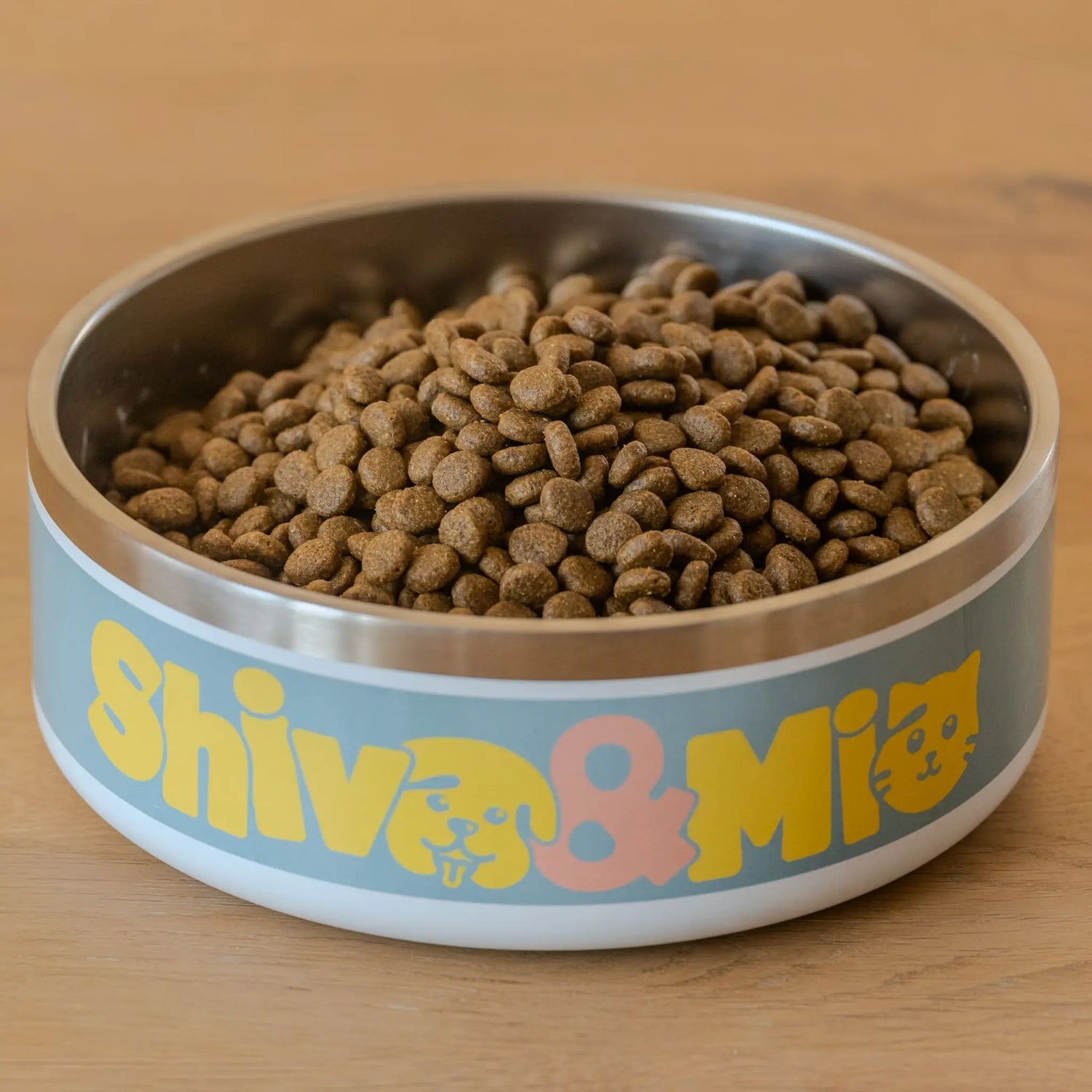 croquettes à Shiva et Mia dans la gamelle. 